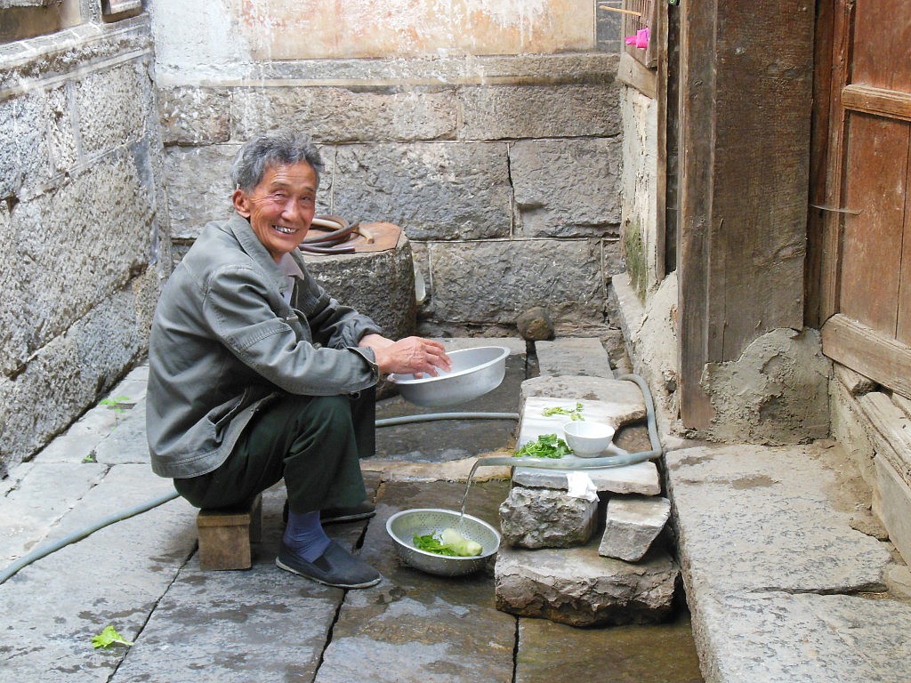 Dieser süße Opi hat uns getrockneten Käse geschenkt, eine Spezialität der Minderheit dort. Der Käse ist eigentlich ein sehr flacher Streifen, den die Menschen meist zum Überbacken benutzen. (Käse gibt es eigentlich nicht traditionell in China)