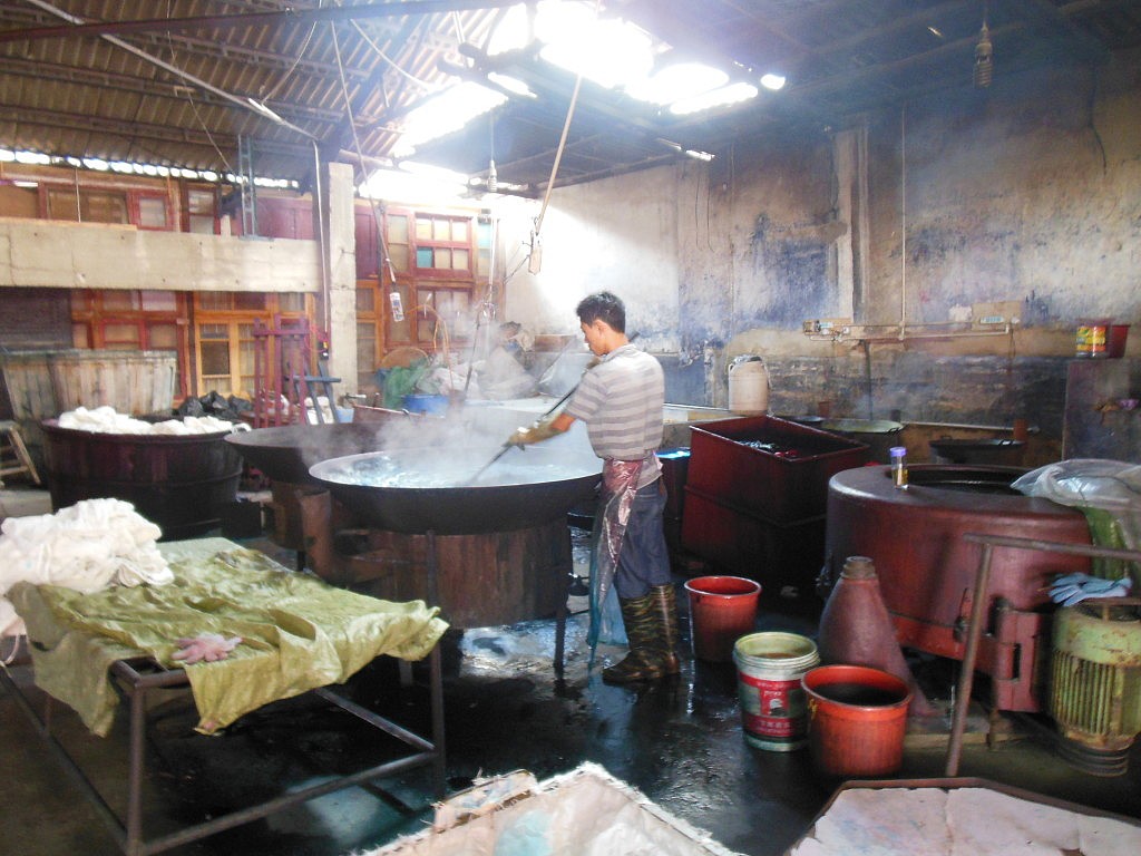 Eine Batikfabrik, ebenfalls typisch Bai-Minderheit.