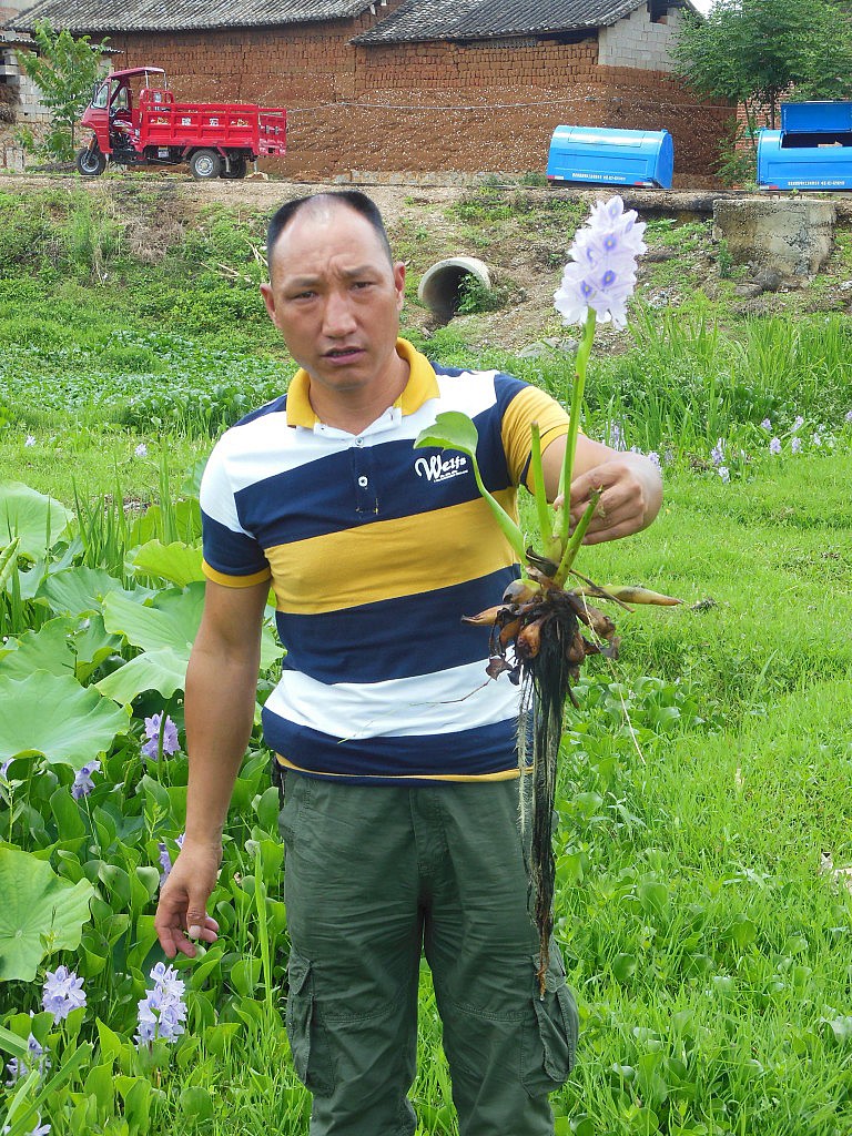 Unser Tourguide mit einer Blume