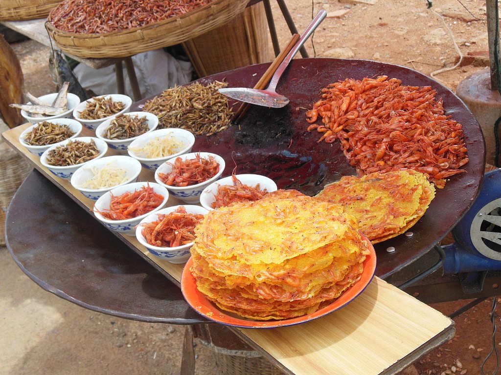 Im Prinzip nur etwas Mehl, Krabben und sehr viel Öl.