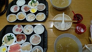 过桥米线 (guo qiao mi xian) sind eine Spezialität Sichuans - man bekommt eine große Schüssel heiße Suppe, in die man die (meist) noch rohen Zutaten schüttet. Sehr zu empfehlen!