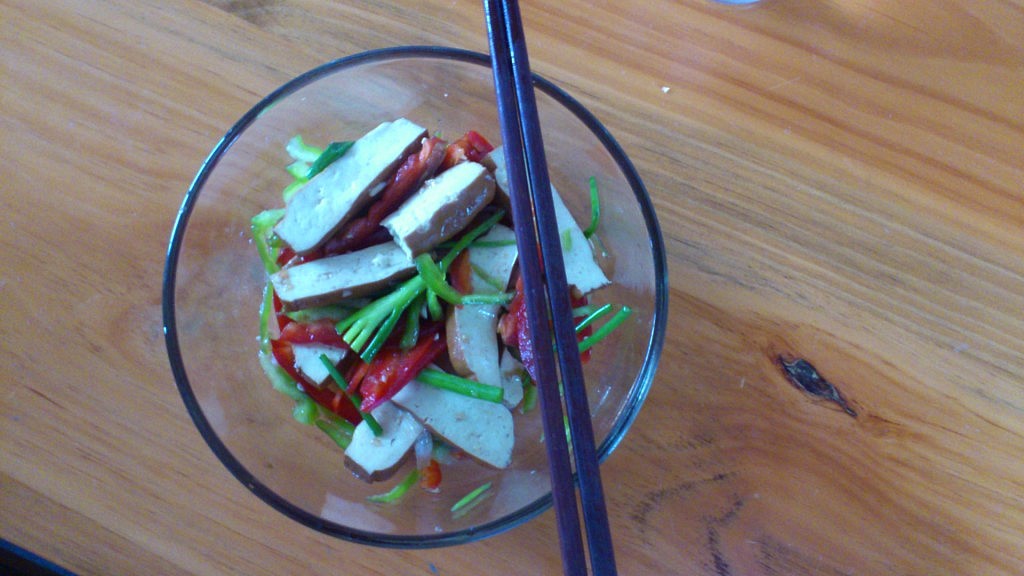 Der Salat war so simpel, der Dressing dafür umso kniffliger. Unsere Kochlehrerin hat bei jedem einzeln probiert und noch Tipps gegeben.