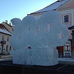 Eine Eisskulptur vor dem Rathaus von Tartu