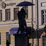 Die küssenden Studenten in Tartu vor dem Rathaus