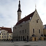 Das Rathaus von Tallinn am Raekoja Platz