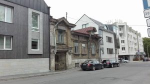 Zwischen modernen Häusern am Park findet sich dieses kleine Holzhaus - ich weiß nicht wie alt es ist und ob noch jemand darin wohnt, aber ich finde es sieht fantastisch aus!