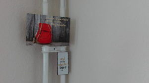 Aufbruchsstimmung:Kühlschrankmagnet und Postkarte von lieben Menschen