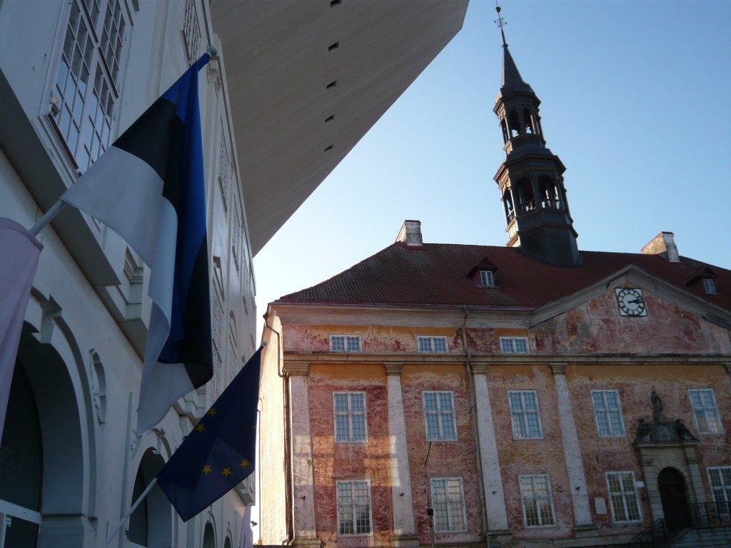 Gegensätze ziehen sich an: die Außenstelle der Universität Tartu als das jüngste Gebäude in Narva, neben dem alten Rathaus von 1671, das erhalten geblieben ist