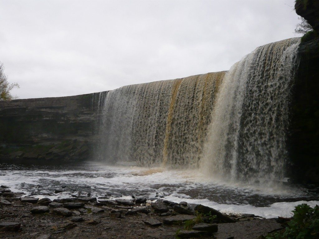 Der Jägala-Wasserfall ist mit 8m Höhe der höchste natürliche Wasserfall Estlands. Im Winter soll das Wasser frieren, sodass man hinter einer Eiswand laufen kann!