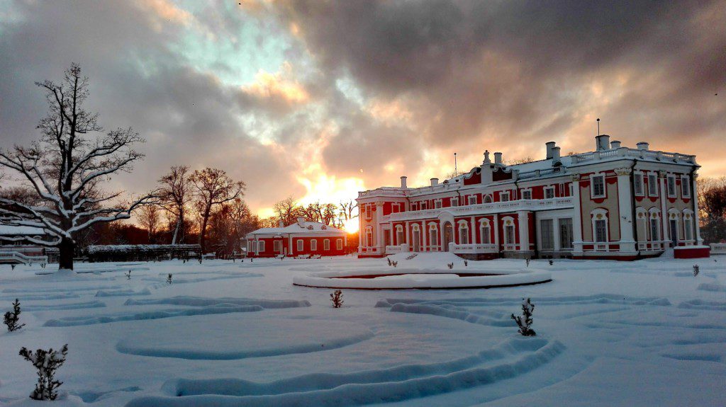 Schloss im Kadriorg Park im Schnee