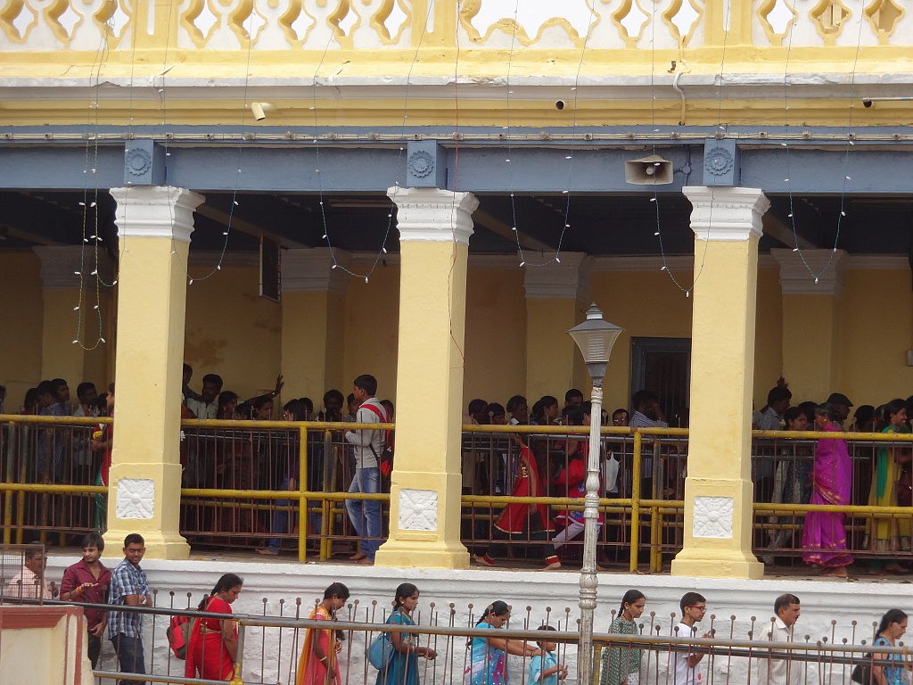 Angesichts der Schlange verzichte ich auf einen Tempelbesuch...