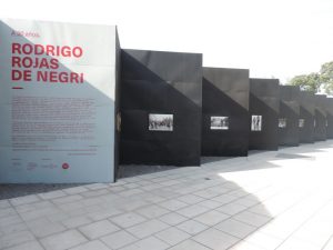 Ausstellung eines Fotografen außerhalb des Museums