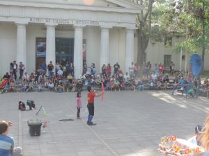 Einer der vielen Straßenkünstler (und im Hintergrund ein Museum)
