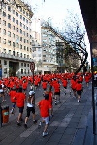 "Invasion der Rot-Hemden" <- so fühlte ich mich plötzlich. Denn am Samstag fand in der Innenstadt ein 10km-Lauf von Nike statt an dem Tausende LäuferInnen teilnahmen - alle mit roten T-Shirts bekleidet.