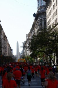 Die "Rot-Hemden" rennen auf den Obelisk zu...