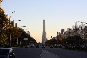 Avendia 9 de Julio mit Obelisk - Das ist die Haupt-Längs-Achse von Buenos Aires. Den Bonaerensern gilt sie als größte Straße der Welt, das ist sie zwar nicht, aber man braucht trotzdem 2 Ampelphasen und eine Minute um sie zu überqueren
