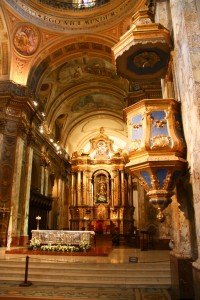 Das Innere der "Catedral Metrapolitana" Hauptkirche der argentinischen Katholiken und Mutterkirche des Erzbistums Buenos Aires (Argentinier sind zu 90% katholisch getauft (auf letzterem liegt die Betonung ;-). In der Kirche befindet sich auch das Mausoleum des argentninischen Freiheitskämpfers General San Martin, gut bewacht von der Präsidentengarde. 