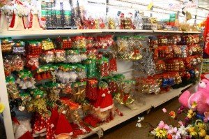 Weihnachtsregal im Dorf-Supermarkt