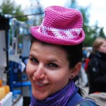 Lene probiert modische Hüte auf dem Hippiemarkt El Bolsóns aus.