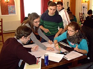 Die Schüler bereiten in Arbeitsgruppen Vorträge und Plakate zu DSD-Themen vor.