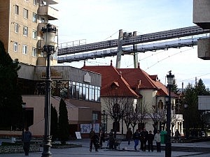 Mein Weg zur Schule führt durch das Zentrum der Altstadt, vorbei am Theater und durch einen kleinen Stadtpark.