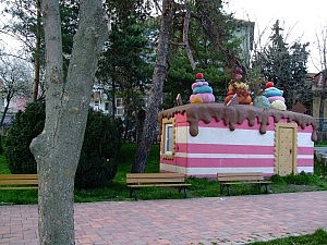 Im Park am Ufer gibt es einen riesigen Spielplatz, der Kinderherzen höher schlagen lässt, und mich beängstigend an Disneyland erinnert.