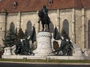 ... und natürlich auch jede Menge nationalisitische Denkmäler! Hier die Reiterstatur für Matthias I., König von Ungarn, um den sich Ungarn und Rumänen streiten...