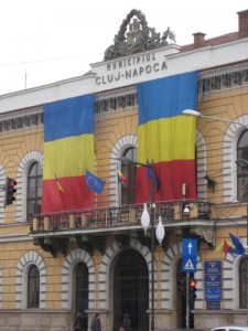 Das rumänische Rathaus bekennt Farbe.