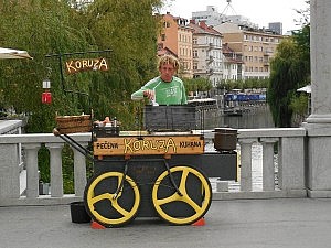 Straßenverkauf von gegrilltem Mais