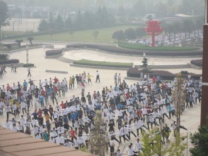 一， 二， 三， 四 schallt es aus den Latsprechern über den Schulhof, wenn um 10 Uhr morgens die Morgengmynastik stattfindet.