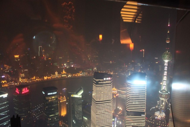 Blick auf den Oriental Pearl Tower und den erleuchteten Bund