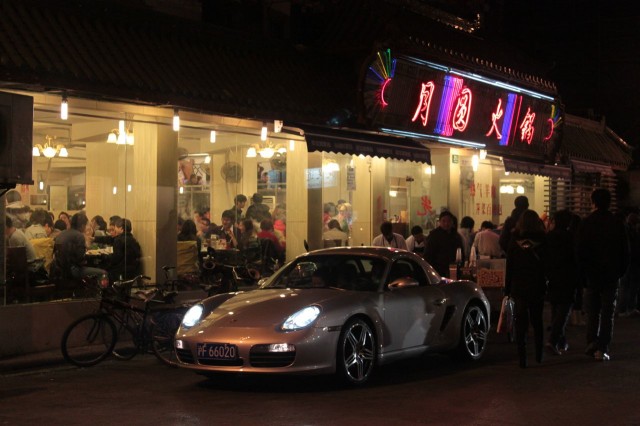 Ferrari vor dem Chinarestaurant