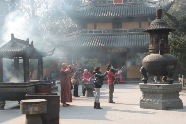 Buddhistische Riten im Long Hua Tempel in Shanghai