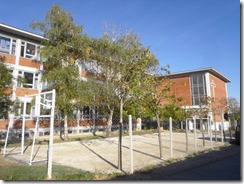 Der neue Sportplatz vor der Schule