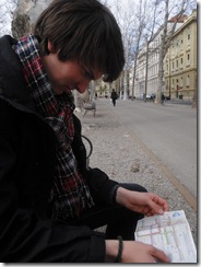 Auf der Suche nach dem nächsten Ausflugsziel für Claudia